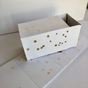 Caja Fosforera Blanca Estrellas Doradas 9×5.5×5.5 cm – 10 u